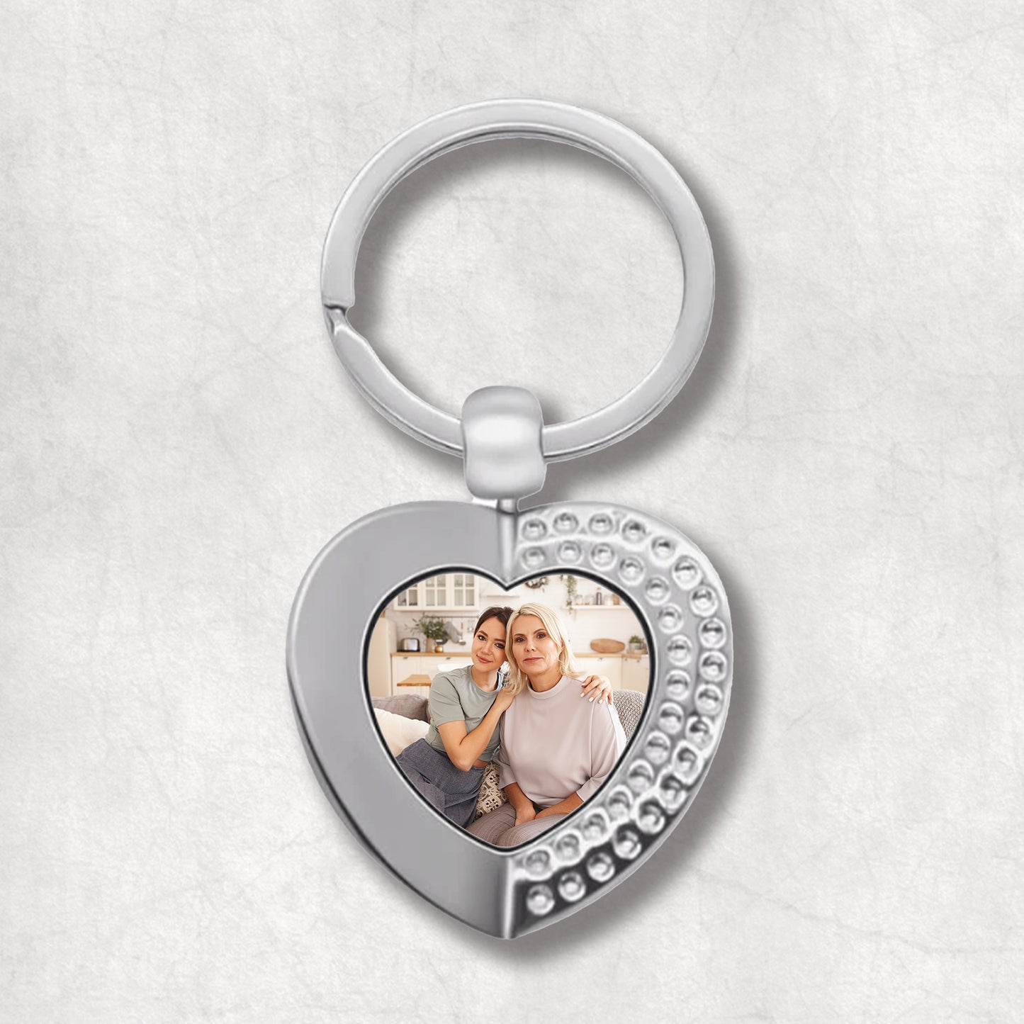An elegant heart-shaped keyring with a personalised photo, the perfect gift for Mother's Day.