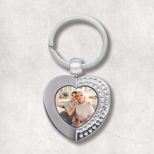 An elegant heart-shaped keyring with a personalised photo, the perfect gift for Mother's Day.